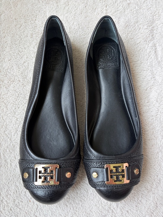 Tory Burch Shoes - Tory Burch Black Leather Logo Flats with Gold Hardware Women Size 8